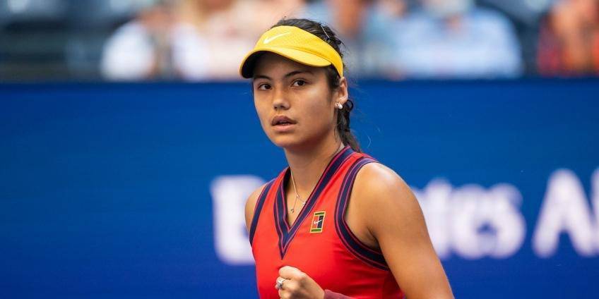 FIFA官方：C罗因直红被禁赛3场，剩余两场被缓期一年执行