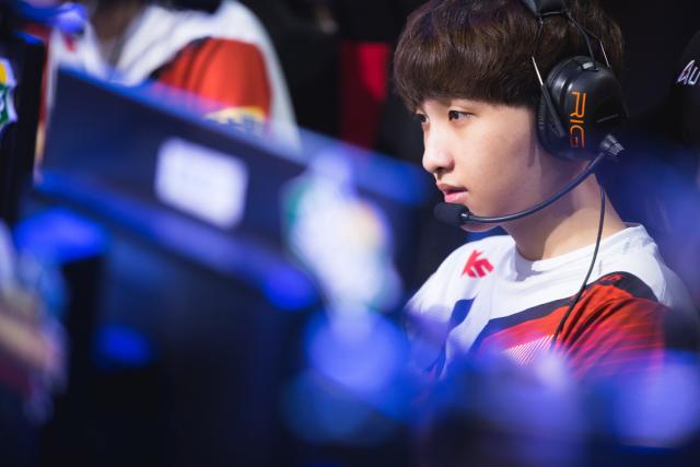 澳超战报：科斯格罗夫双响，九人奥克兰FC2-1惠灵顿凤凰